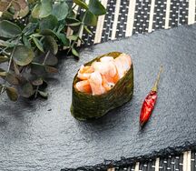 Гункан спайси лосось