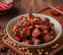 Рис со свиными рульками и соевыми бобами