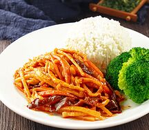 Овощи со свининой и рисом в соусе