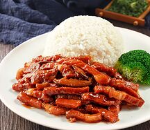 Тушеный рис со свининой и соевым соусом