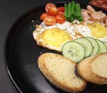 Глазунья с беконом и овощами