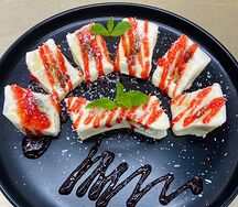 Сладкий ролл с клубничным соусом