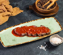 Говяжья вырезка в помидорном соусе