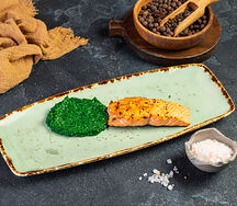 Сёмга с черным перцем и пюре из шпината