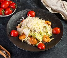 Салат Цезарь с тигровой креветкой