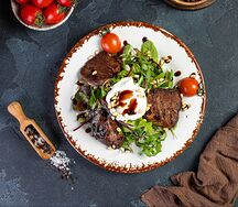 Теплый салат с говядиной