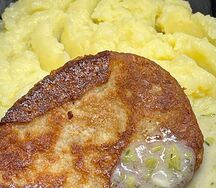 Рыбная котлета с соусом из брокколи