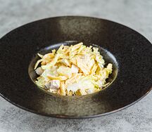 Салат с курицей и ананасами
