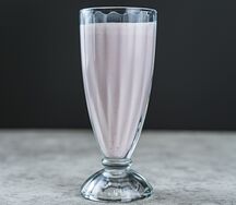 Клубничный молочный коктейль