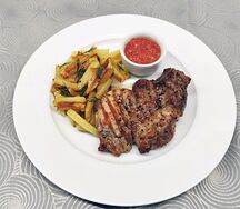 Стейк из cвинoй шеи с соусом огонек