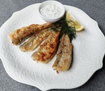 Корюшка жареная с соусом тартар