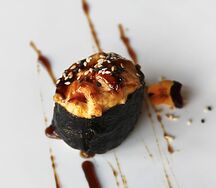 Запечённые спайси суши с морским окунем