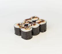 Ролл с копчёным угрем и омлетом