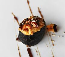 Запечённые спайси суши с креветкой