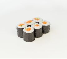 Ролл с копчёным лососем и огурцом