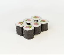 Ролл с тунцом и зелёным луком