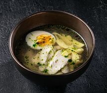 Куриный бульон с лапшой и яйцом