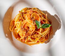 Паста с соусом аррабиата, с артишоками и креветками
