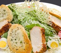 Салат Цезарь с курицей 