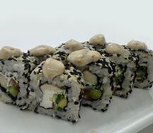 Ролл Цыпленок чука с ореховым соусом