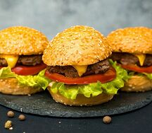 Мини бургер и маленькая картошка фри