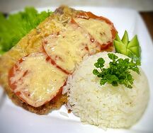 Мясо по-французски с гарниром в виде риса