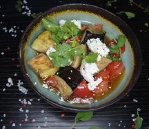 Салат с хрустящим баклажаном и томатами