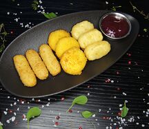 Микс жареных сыров с брусничным соусом