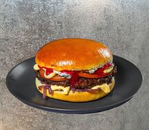 Бургер с брусникой и соусом блю чиз