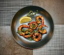 Креветки, жаренные с кимчи и чесноком