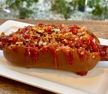 Хот-дог с соусом сальса