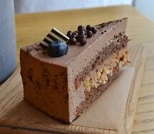 Торт Сникерс кусочек