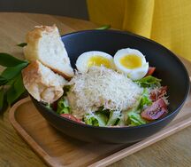 Цезарь с курицей и чиабаттой