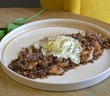 Гречка с грибами, курицей и яйцом пашот