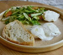 Яйцо пашот с овощами и чиабаттой