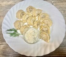 Пельмени ручной лепки со сметаной