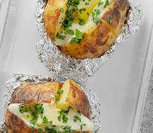 Картофель печеный на огне с сыром
