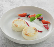Сырники с кокосовой сгущенкой, свежими ягодами и сметаной