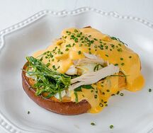 Бенедикт с куриной грудкой