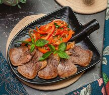 Говяжий язык с жареными овощами