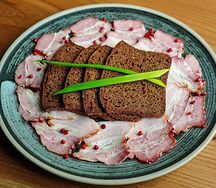 Домашнее копченое сало с гренками