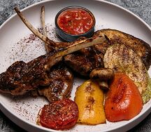 Каре ягненка с овощами гриль и томатной сальсой