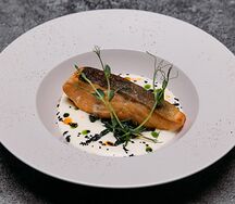 Стейк из лосося со шпинатом и муссом из пармезана