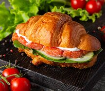 Круассан с форелью и творожным сыром