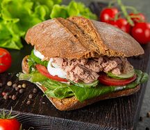 Чиабатта с тунцом, яйцом и огурцом