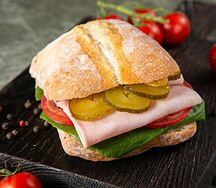 Чиабатта с куриной ветчиной и солёным огурцом