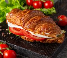 Круассан с яйцом и беконом