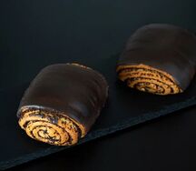 Булочка маковая в шоколадной глазури