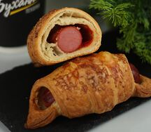 Круассан с сосиской и соусом