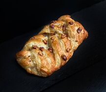 Слойка косичкой с кленовым пюре и пеканом